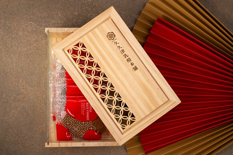 蕾絲米帛燒-海棠窗花木盒 Lace Rice Crisp-Hand Carved Wooden Gift Box