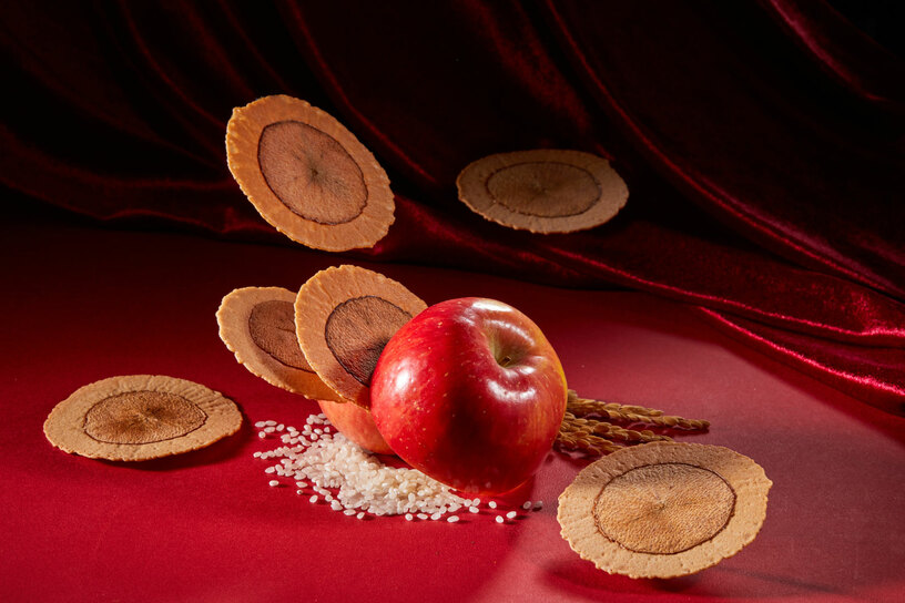 果韻松露-海棠窗花木盒 Apple & Truffle Rice Cracker – Hand-Carved Wooden Gift Box 果韻松露-海棠窗花木盒 Apple & Truffle Rice Cracker – Hand-Carved Wooden Gift Box