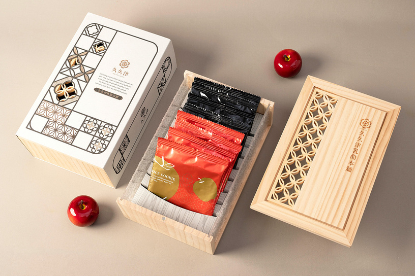 果韻松露-海棠窗花木盒 Apple & Truffle Rice Cracker – Hand-Carved Wooden Gift Box 果韻松露-海棠窗花木盒 Apple & Truffle Rice Cracker – Hand-Carved Wooden Gift Box