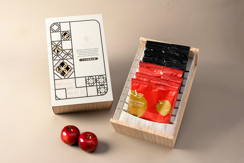 果韻松露-海棠窗花木盒 Apple & Truffle Rice Cracker – Hand-Carved Wooden Gift Box 果韻松露-海棠窗花木盒 Apple & Truffle Rice Cracker – Hand-Carved Wooden Gift Box
