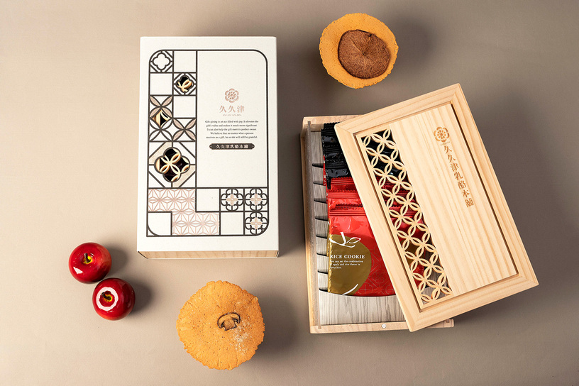 果韻松露-海棠窗花木盒 Apple & Truffle Rice Cracker – Hand-Carved Wooden Gift Box 果韻松露-海棠窗花木盒 Apple & Truffle Rice Cracker – Hand-Carved Wooden Gift Box